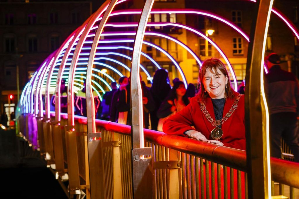 Lord Mayor of Dublin Caroline Conroy no lançamento de Dublin Winter Lights na ponte Millennium Bridge. Foto Conor McCabe Photography